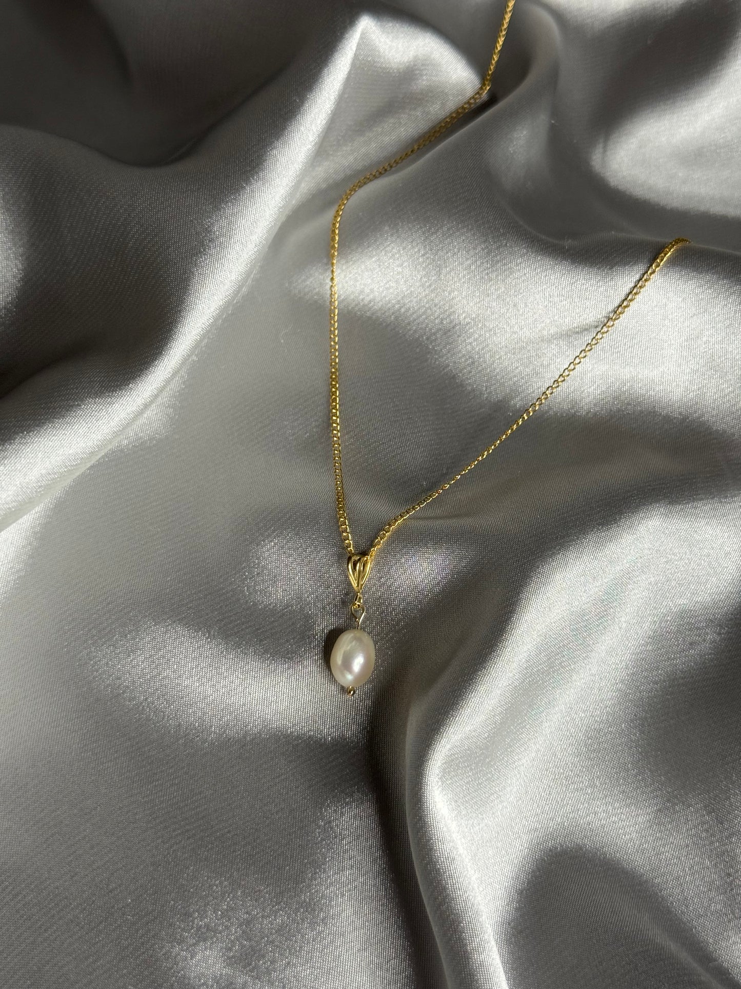 The Drop Pearl Necklace